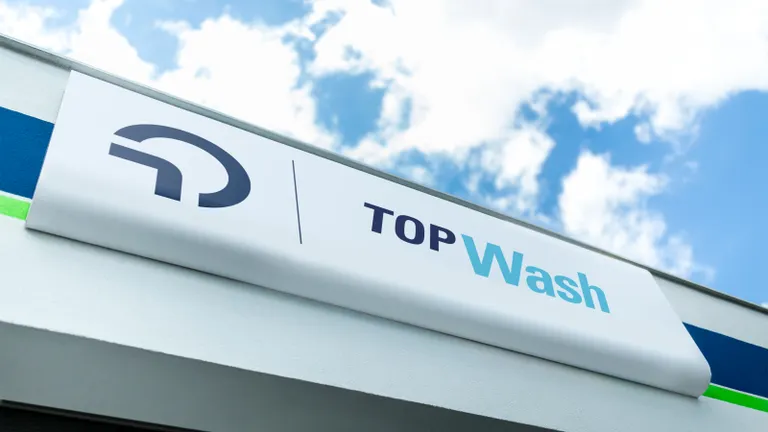 Ansicht auf Banner mit dem Schriftzug "OMV Top Wash"