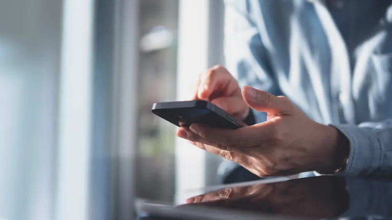 Mann mit Handy in der Hand