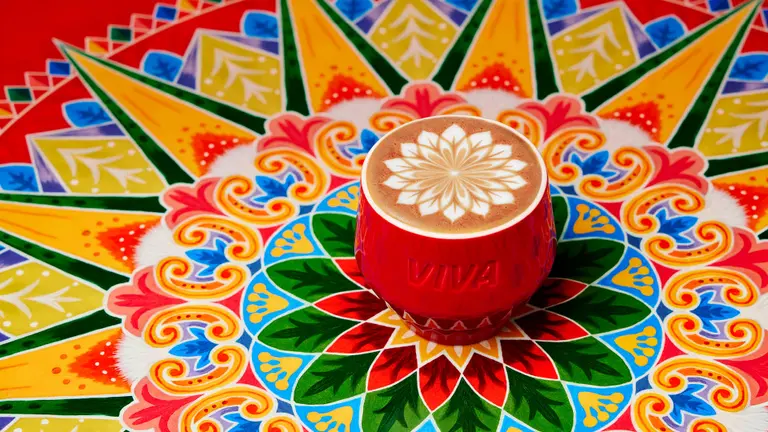 Kaffee auf buntem Hintergrund