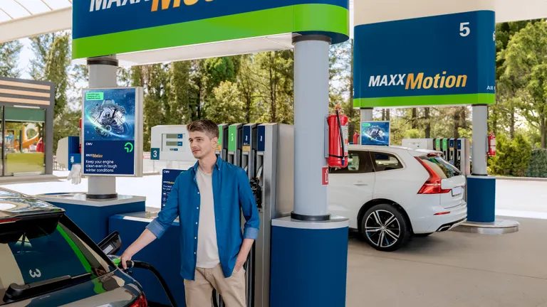 Mann tankt  Auto