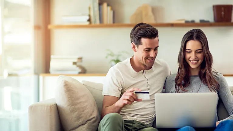 Mann und Frau mit Laptop