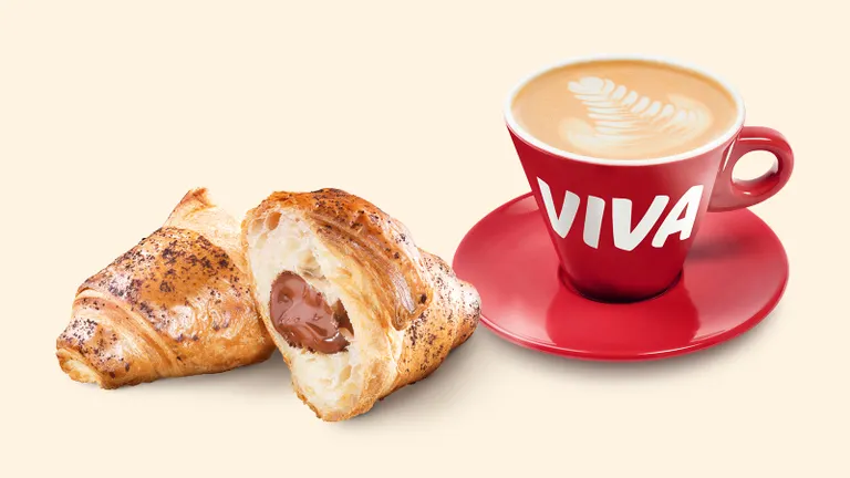 Eine Tasse Kaffee und ein Croissant