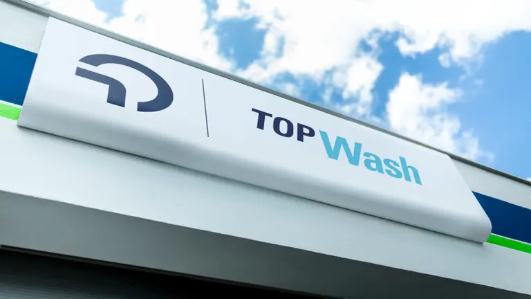 Ansicht auf Banner mit dem Schriftzug "OMV Top Wash"