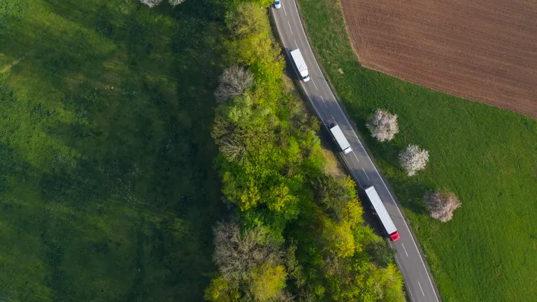 LKWs auf Straße von oben