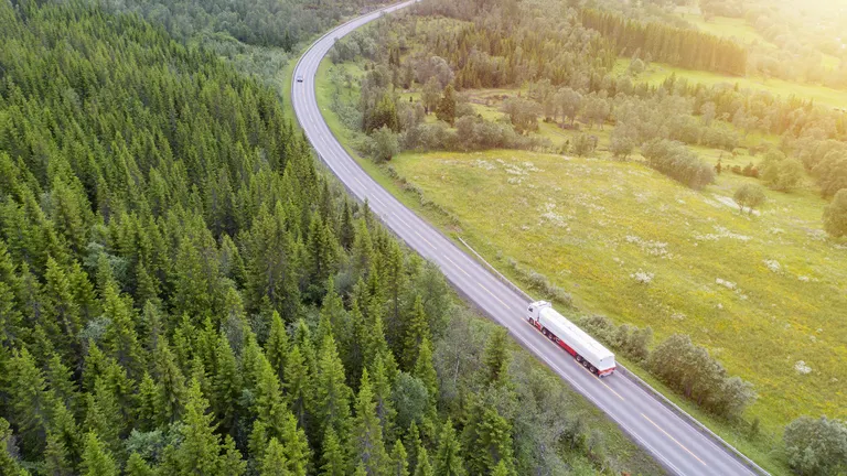 LKW auf Landstraße Vogelperspektive