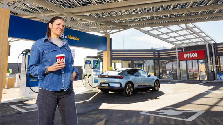OMV Tankstelle, Frau mit VIVA Kaffeebecher