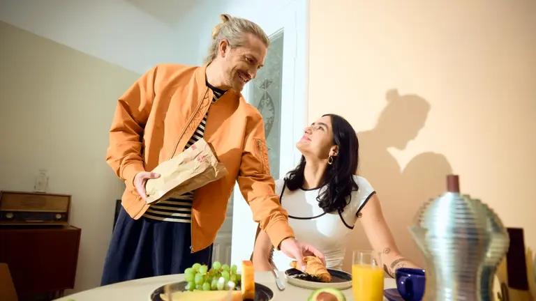 ein paar beim frühstück