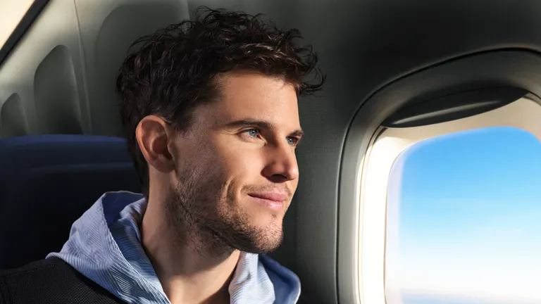 Dominic Thiem sitzt in einem Flugzeug und sieht aus dem Fenster