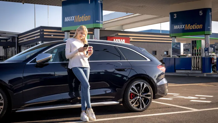 Tankstelle Frau beim AUto