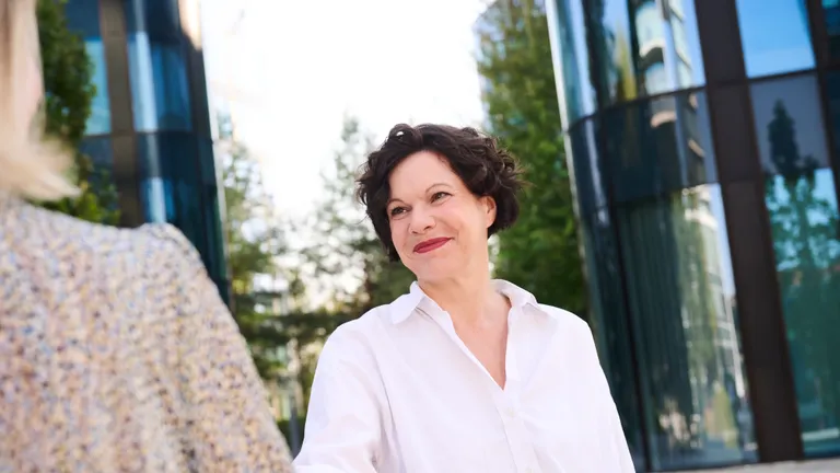 Frau schüttelt eine Hand