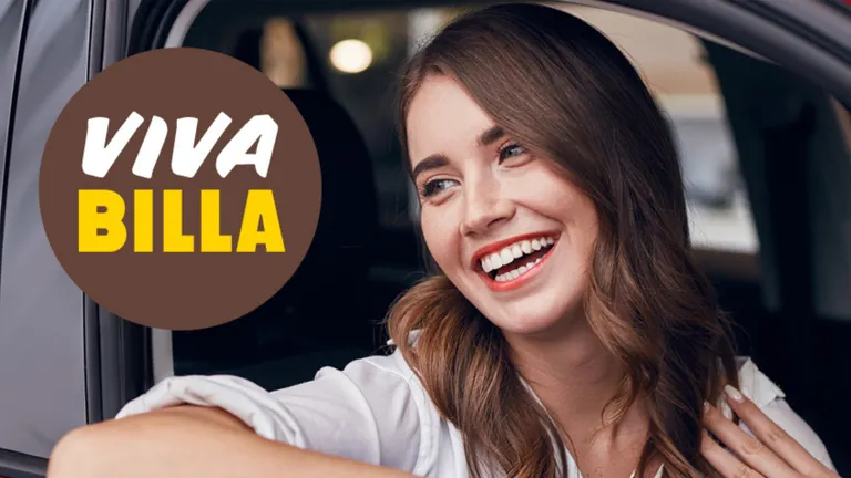 Eine lächelnde Frau in einem Auto mit dem VIVA BILLA Symbol